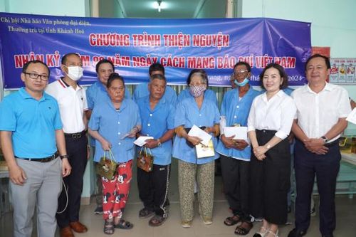 Chi hội Nhà báo Văn phòng đại diện, Thường trú tại Khánh Hòa: Trao tặng 50 suất quà cho bệnh nhân phong có hoàn cảnh khó khăn