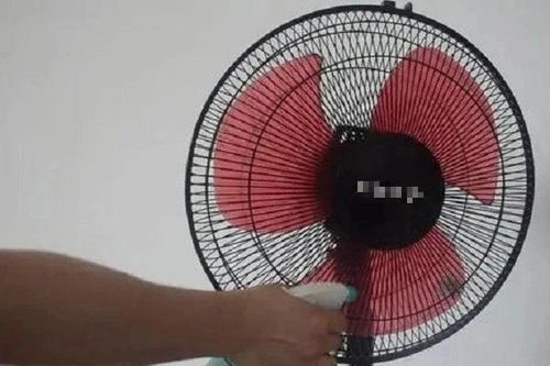 Mẹo vệ sinh quạt điện không cần tháo khung: Loại bỏ vết bẩn lâu ngày chỉ với vài bước