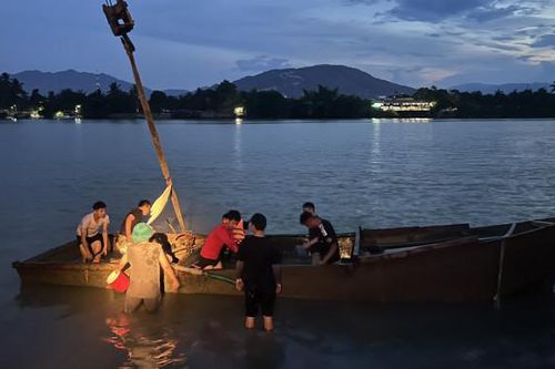 Tạm giữ 2 ghe hút cái trái phép trên sông Cái