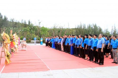 Đoàn đại biểu của Tổng Liên đoàn Lao động Việt Nam dâng hương tại Khu tưởng niệm chiến sĩ Gạc Ma
