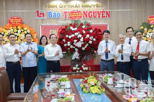 Đồng chí Phó Bí thư Thường trực Tỉnh ủy chúc mừng các cơ quan báo chí