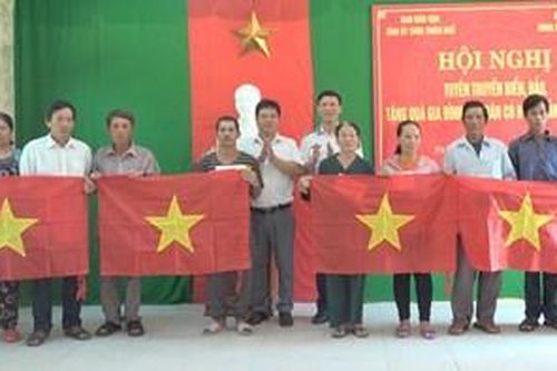 Tuyên truyền biển, đảo và tặng quà cho ngư dân có hoàn cảnh khó khăn