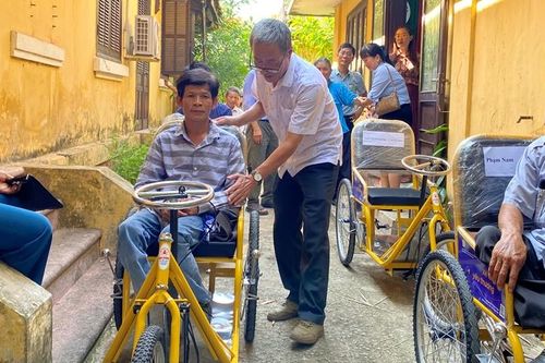 Trao xe lăn, xe lắc cho người khuyết tật