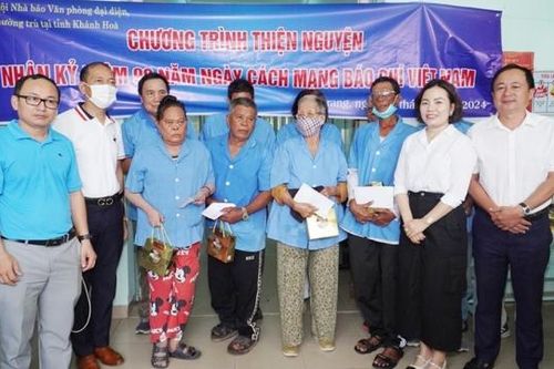 Chi hội Nhà báo Văn phòng đại diện, Thường trú tại Khánh Hòa tặng 50 suất quà cho bệnh nhân khó khăn