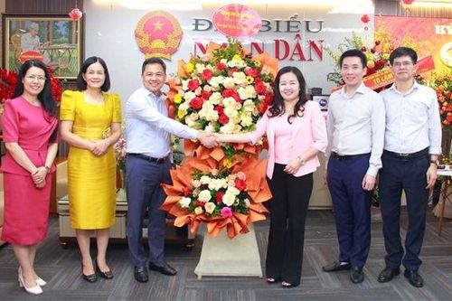 Đại diện Ủy ban Kinh tế và các cơ quan, địa phương thăm và chúc mừng Báo Đại biểu Nhân dân