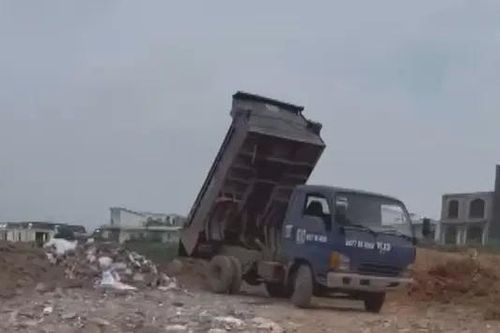 Ngăn chặn nạn đổ phế thải xâm hại sông Hồng