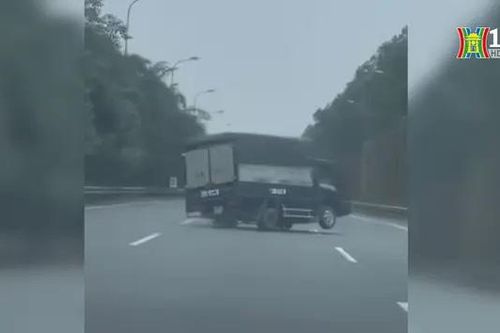 Xe tải đang lưu thông bất ngờ lật ngang