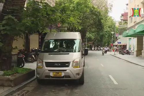 Dừng đỗ trái phép, lái xe biết sai vẫn vi phạm