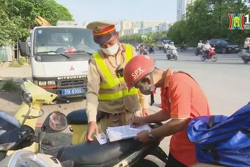 Nhiều xe máy vượt chốt đi vào cao tốc