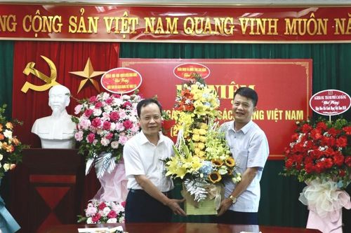 Phó Chủ tịch HĐND tỉnh Nông Thanh Tùng chúc mừng Báo Cao Bằng nhân kỷ niệm 99 năm Ngày Báo chí Cách mạng Việt Nam 21/6