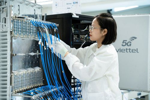 Trao chứng nhận hợp quy thiết bị trạm gốc 5G cho Viettel
