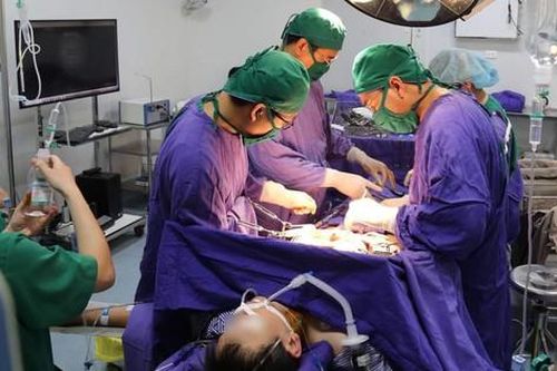 Lần đầu phẫu thuật bóc tách khối phình mạch thân tạng hiếm gặp