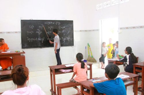 Mái chùa vang tiếng học vần