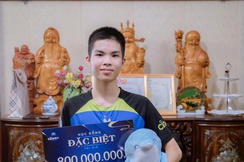 Hải Phòng: Nam sinh giàu nghị lực nhận học bổng 800 triệu đồng