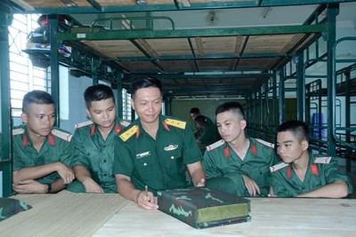 Chuyện '4 cùng' trong huấn luyện chiến sĩ mới