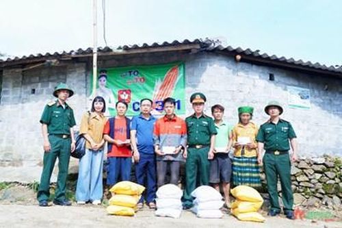 Thăm, tặng quà các gia đình thuộc diện di dời khẩn cấp tại huyện Mèo Vạc (Hà Giang)