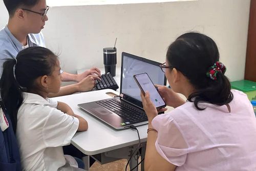 Sinh viên sáng chế công nghệ hỗ trợ trẻ rối loạn đọc viết