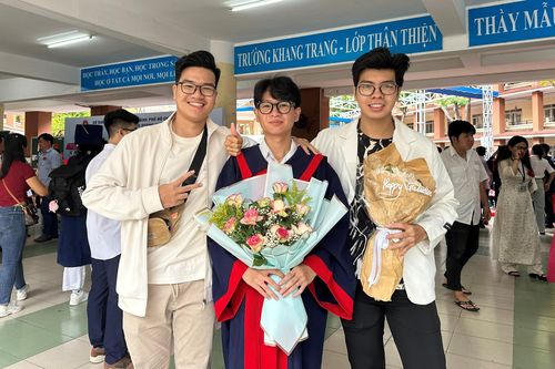 Xúc động lễ tri ân và trưởng thành của học sinh lớp 12