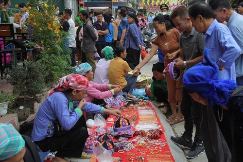 Bảo tồn văn hóa dân tộc thiểu số trong chợ phiên Cao Bằng