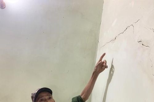 Thi công quốc lộ làm hỏng nhà dân