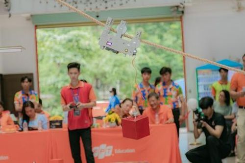 Ngắm robot lính cứu hỏa leo dây, khuân vật nặng do sinh viên thiết kế