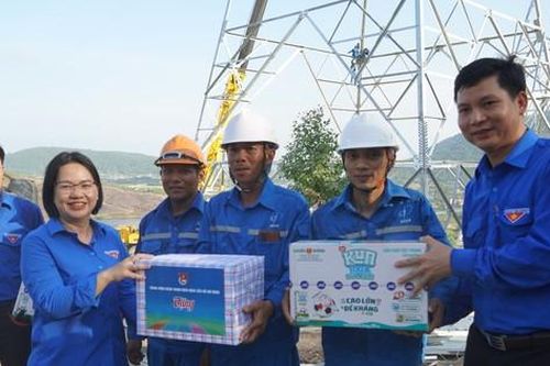 Trung ương Đoàn thăm, tặng quà động viên thanh niên tình nguyện thi công đường dây 500kV mạch 3 tại Quảng Bình