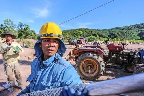 CLIP: Kéo cáp lên trụ điện cao chót vót 145m của đường dây 500kV
