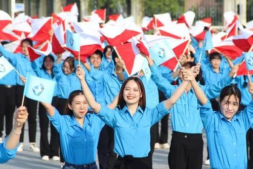 Bạn trẻ Đà Nẵng đồng diễn Semaphore chào mừng Đại hội Hội LHTN TP lần VIII