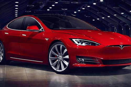 Xe điện bất ngờ hết ắc quy, bà không thể mở cửa giải cứu cháu gái kẹt bên trong