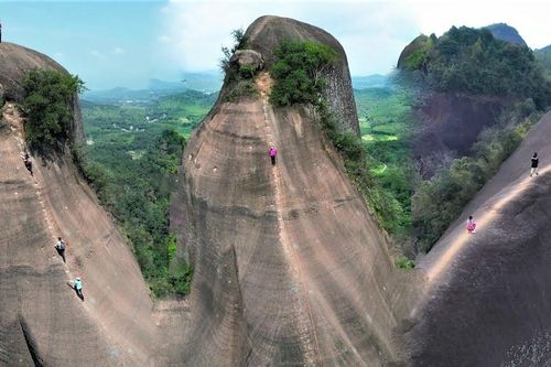 Trải nghiệm thót tim trên sườn núi 'lưỡi dao' cách mặt đất hàng trăm mét