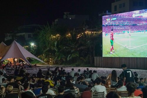 Đông nghịt người tụ tập xuyên đêm ở quán nhậu, cà phê xem Euro 2024