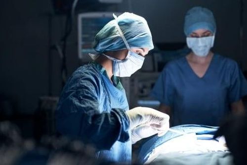 Nhầm tưởng bụng to do tăng cân, nữ sinh 'chết lặng' khi nghe tin từ bác sĩ