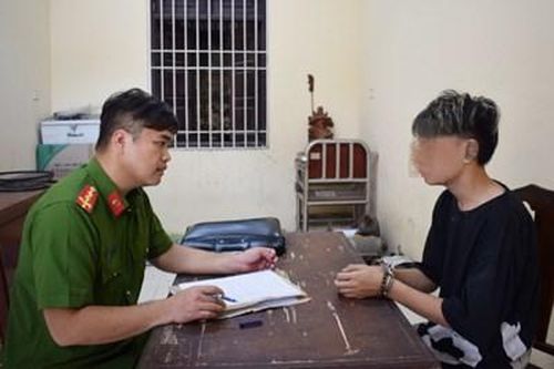2 đối tượng cứa cổ tài xế xe ôm để cướp tài sản