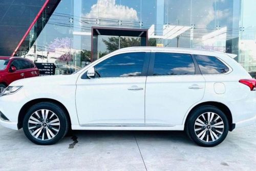 Lăn bánh gần 5.000 km, Mitsubishi Outlander 2023 chào bán với giá khó tin