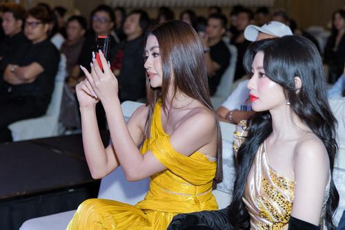 Miss Cosmo Việt Nam Bùi Xuân Hạnh tái ngộ 'người quen', nhan sắc ai đỉnh hơn?