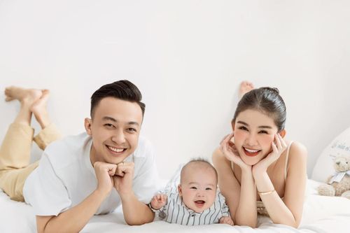 Vợ chồng Lê Âu Ngân Anh mặc lại đồ chụp ảnh cưới, thực hiện bộ hình ý nghĩa với quý tử