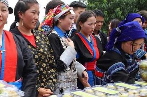 Bát Xát, Lào Cai: Phụ nữ dân tộc thiểu số hào hứng tham gia lễ hội thu hoạch lê