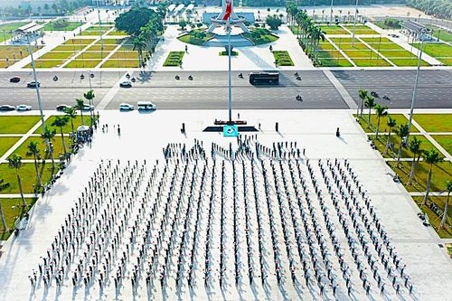 Gần 1.000 thanh niên 'Đồng diễn semaphore - Sắc màu thanh niên'