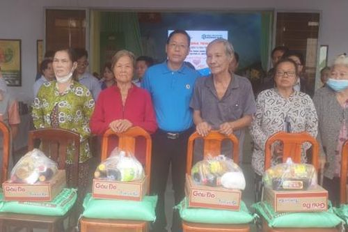Cụm thi đua số 2 - Công đoàn Viên chức tỉnh tổ chức hoạt động từ thiện tại xã Phú Lý