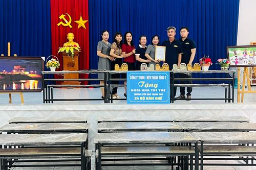 Một công ty tặng bàn ghế tái chế từ rác thải nhựa cho trường học
