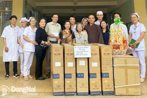 Sau khi xuất viện, bệnh nhân tặng quạt máy, xe lăn cho trung tâm y tế