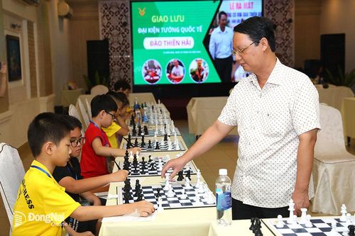 19 kỳ thủ nhí giao lưu Cờ vua với Đại kiện tướng Quốc tế Đào Thiên Hải
