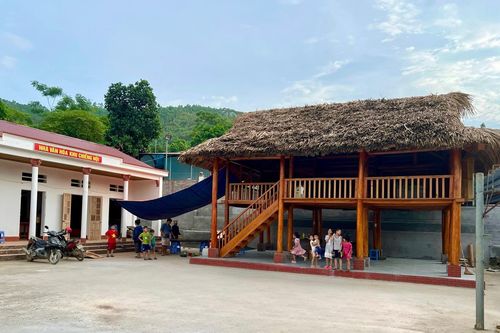 Nhân dân khu Chiềng Nội ủng hộ gần 300 triệu đồng dựng nhà sàn truyền thống