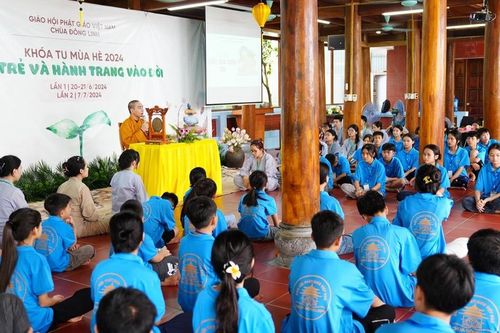 Hà Nội: Khóa tu 'Tuổi trẻ và hành trang vào đời' tại chùa Đông Linh