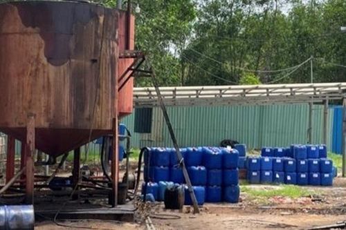 Phát hiện 28.000 lít nhớt tại một cơ sở tái chế phế liệu