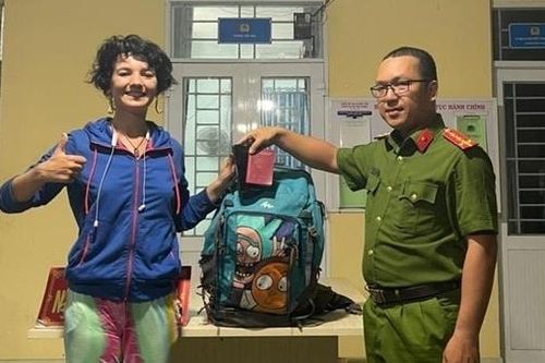 Công an xã hỗ trợ nữ du khách người Nga tìm lại tài sản đánh rơi