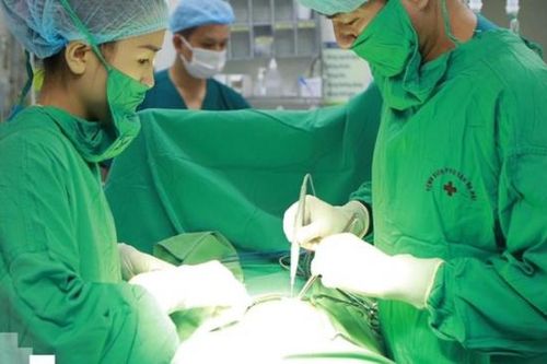 Nữ sinh 15 tuổi mắc u ác buồng trứng khổng lồ