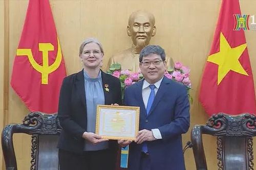 Trao tặng Kỷ niệm chương cho Đại sứ Thụy Điển