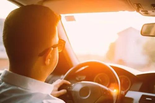 Cách giữ an toàn khi lái xe dưới trời nắng gắt