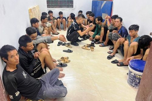 Bắt giữ 19 đối tượng sử dụng ma túy tụ tập trên xe ô tô